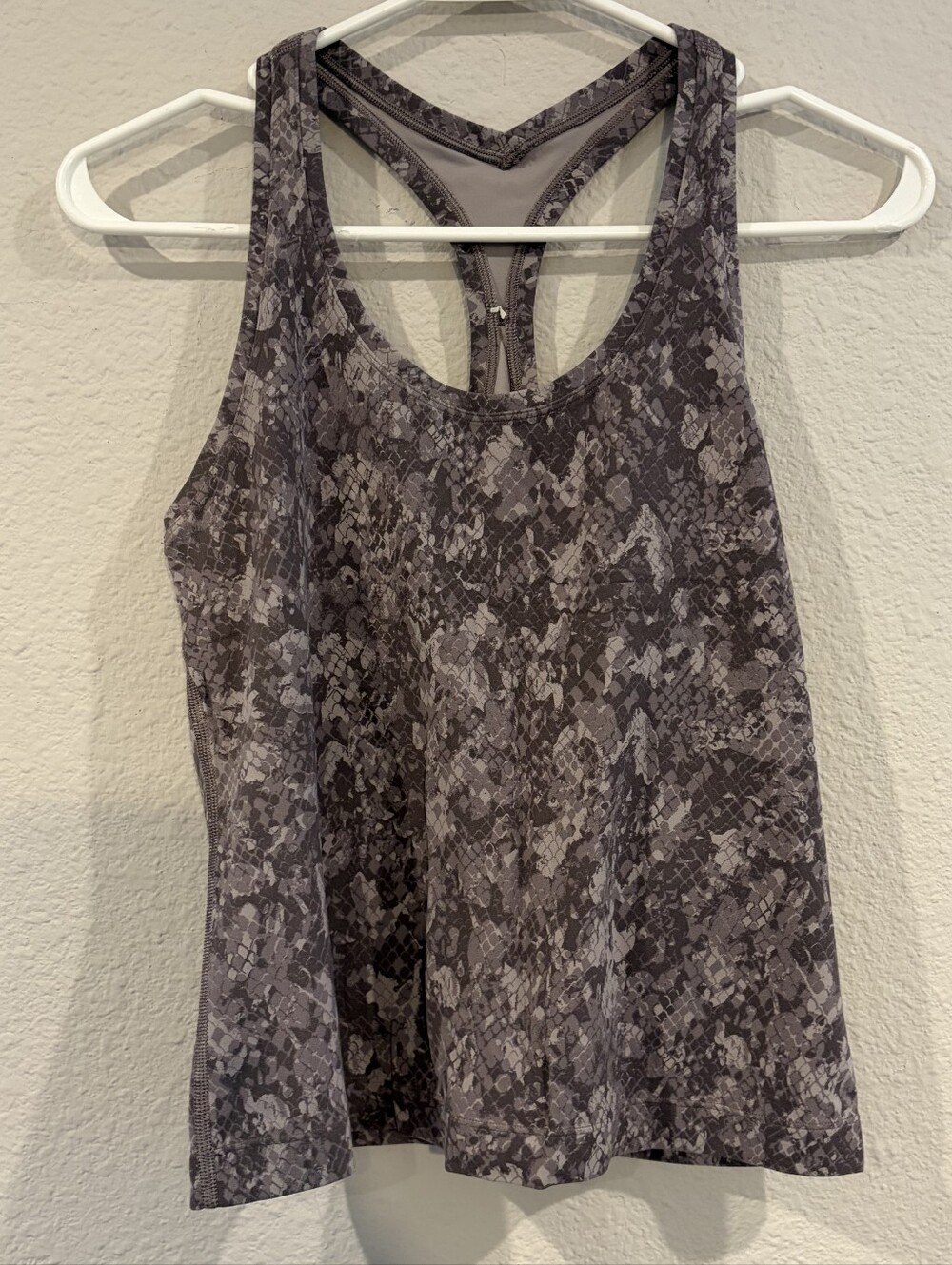 Lululemon Womens Purple Snake Print Nulu Soft Racerback Tank Waist Length Size 6
